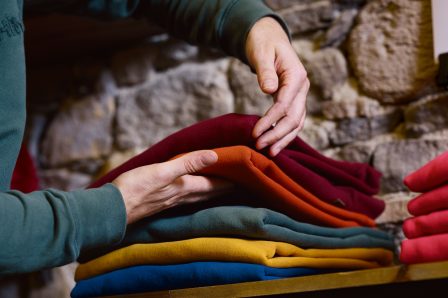Slow fashion et Seconde main : comment s’habiller de façon responsable ?
